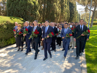 Xəzər rayon İcra Hakimiyyətinin kollektivi Fəxri Xiyabanda Ümummilli Lider Heydər Əliyevin məzarı ziyarət edib