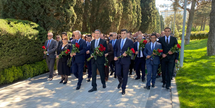 Xəzər rayon İcra Hakimiyyətinin kollektivi Fəxri Xiyabanda Ümummilli Lider Heydər Əliyevin məzarı ziyarət edib