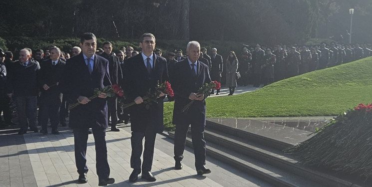 Ümummilli Lideri Heydər Əliyevin anım günü münasibətilə Fəxri Xiyabanda əziz xatirəsi ehtiramla yad edilmişdir