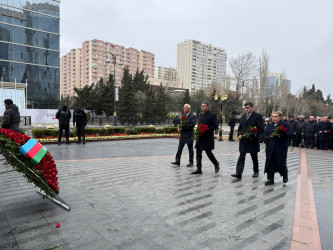 26 fevral Xocalı Soyqırımının 33 -cü il dönümü ilə əlaqədar Xəzər Rayon İcra Hakimiyyətinin kollektivi  “Ana Harayı” abidə kompleksini ziyarət edib