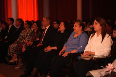 “Konstitusiya və Suverenlik İli” çərçivəsində Şüvəlan qəsəbə Mədəniyyət Evinin “Səma” rəqs ansamblının “Hər birimiz bir çiçək” adlı konsert proqramı keçirilib