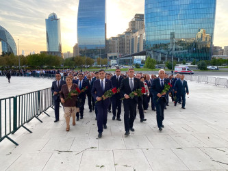 Xəzər Rayon İcra Hakimiyyətinin kollektivi Zəfər parkını ziyarət edib