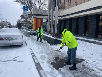 Xəzər rayonunda qarlı hava şəraiti ilə əlaqədar operativ tədbirlər görülüb