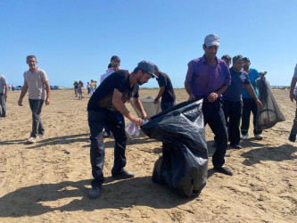 Şüvəlan çimərliyində təmizlik aksiyası keçirilib