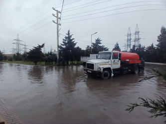 Xəzər rayonunda intensiv yağıntıların fəsadlarının aradan qaldırılması istiqamətində tədbirlər davam etdirilir