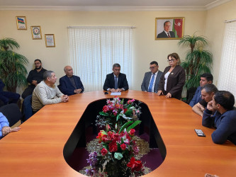 Xəzər Rayon İcra Hakimiyyətinin başçısı Elşən Salahov Mərdəkan qəsəbəsində yerləşən ümumtəhsil müəssisələrinin şagird və valideynləri ilə görüş keçirib.