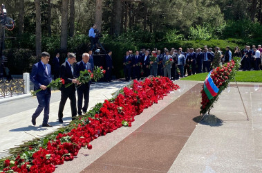 Xəzər rayon İcra Hakimiyyətinin  kollektivi Fəxri Xiyabanda Ümummilli Liderin Heydər Əliyevin məzarı ziyarət edib