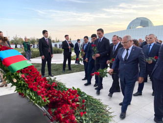 Xəzər Rayon İcra Hakimiyyətinin kollektivi Zəfər parkını ziyarət edib