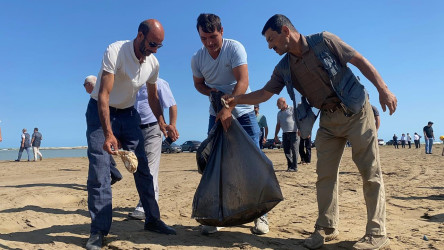 Şüvəlan çimərliyində təmizlik aksiyası keçirilib